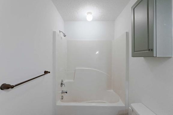 Bathroom with tub/shower combo at Sterlington Apartments, Grovetown