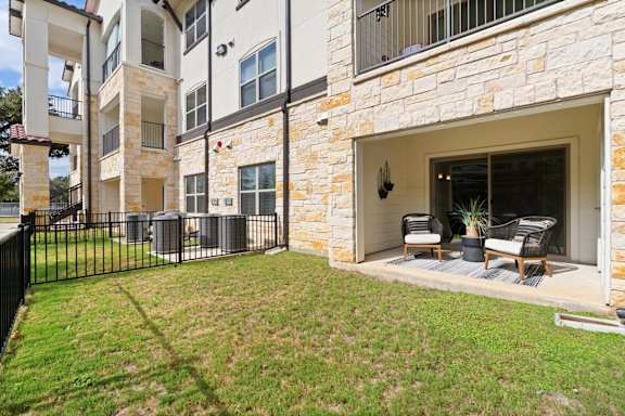 the preserve at ballantyne commons apartments patio and grass