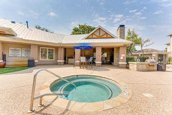 Hot Tub at The Brazos Apartments, Dallas, TX