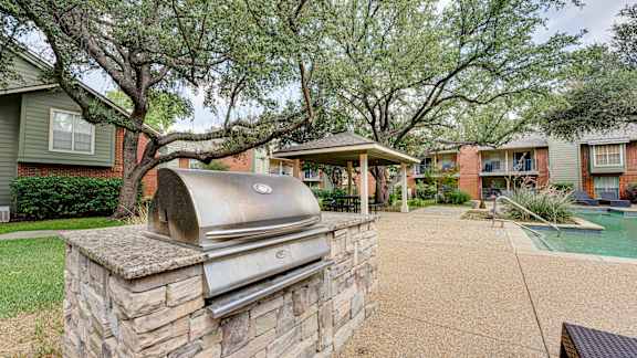 BBQ grill at Hunters Hill Apartments, Texas, 75287
