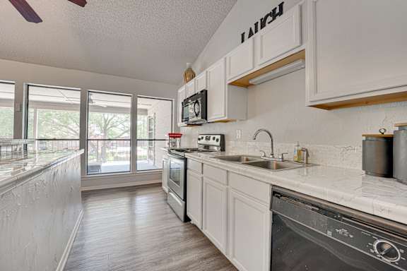 Contemporary Kitchen at Indian Creek Apartments, Carrollton, TX, 75007