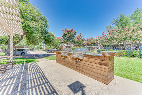 Outdoor Grilling Area at Indian Creek Apartments, Texas, 75007