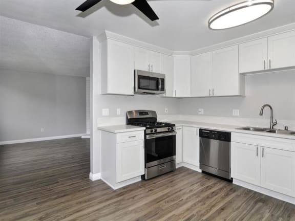 Orangewood Garden Apartment Homes in Anaheim kitchen