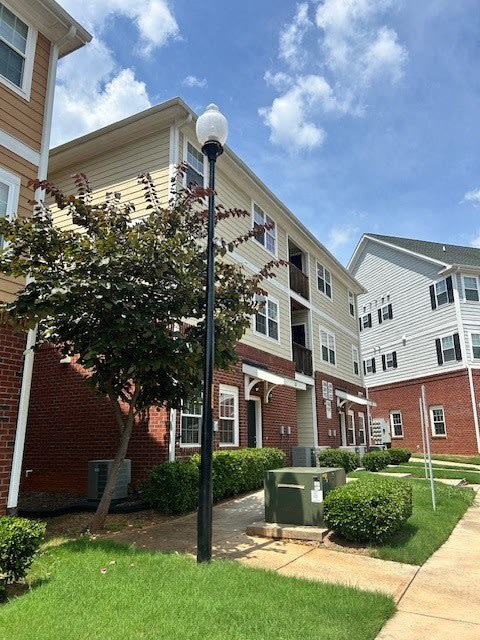 a street light in front of an apartment building