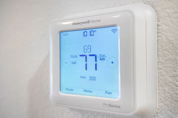 a thermostat is shown on a white wall