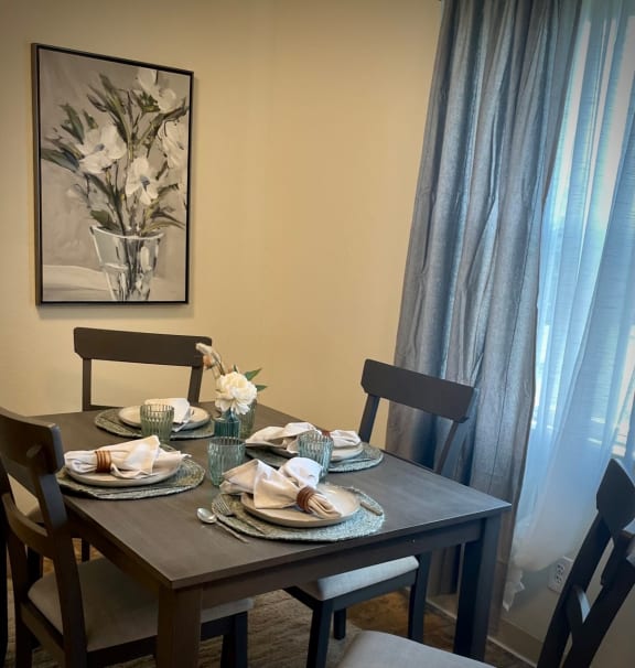 Dining Area at Hawthorne Place Apartments, Missouri, 64056