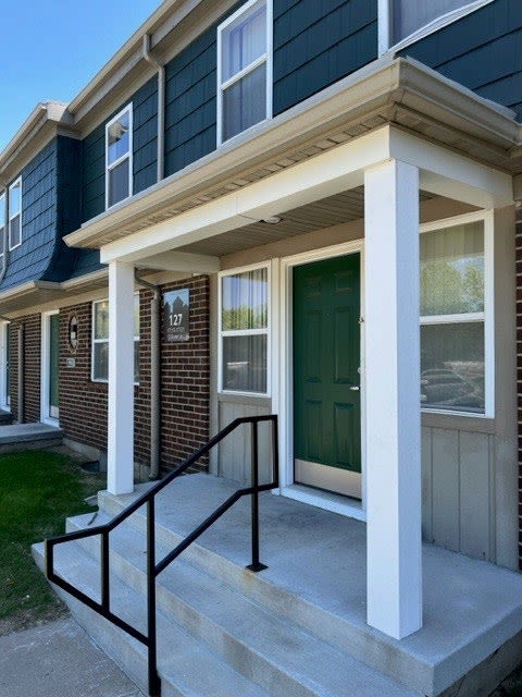 Exterior Entryway at Hawthorne Place Apartments, Independence, Missouri