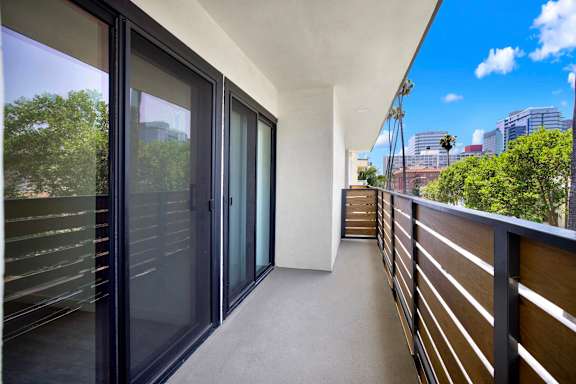 A balcony with a view of the cityscape.