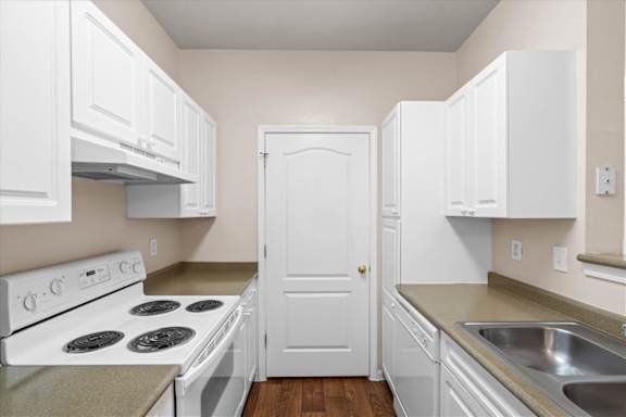 Apartment kitchen with all essential appliances included at Creekside Apartments in Overland Park, KS