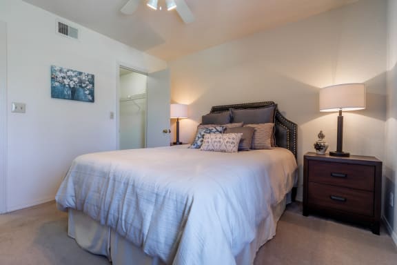 Spacious Bedroom With Comfortable Bed at Pebblebrook, Kansas