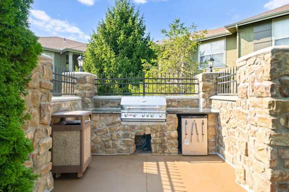 Outdoor Dining and Cooking Areas at Avignon Apartment Homes, KS, 66062