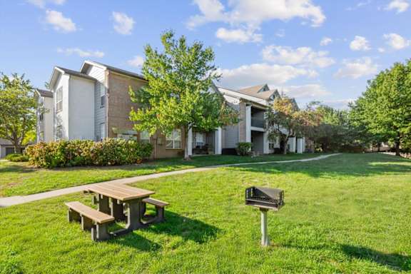 Picnic Area With Green Space at Crowne Chase Apartment Homes, Overland Park, KS
