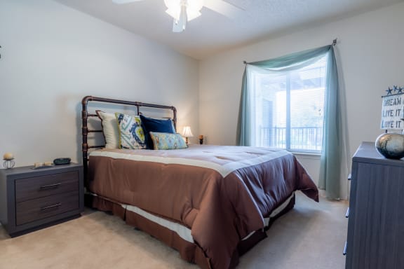 Studio, 1 & 2-Bedroom Apartments in Olathe, KS | Deerfield