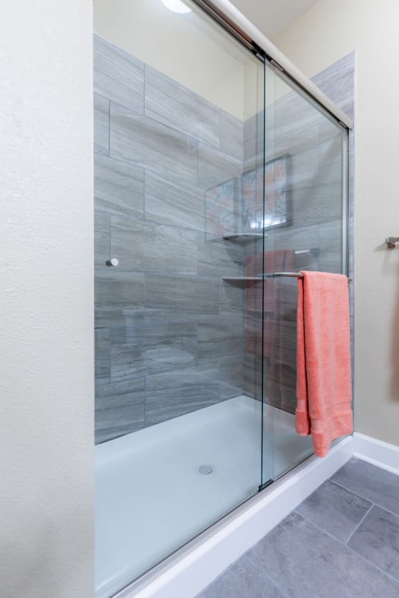 1, 2 & 3Bed Apartments in Overland Park The Residences at Bluhawk