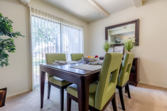 Personal Dining at Louisburg Square Apartments & Townhomes, Overland Park