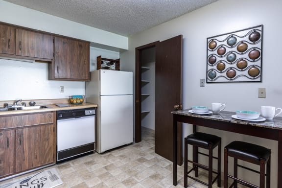 Kitchen appliances and dining at Cloverset Valley Apartments, Missouri, 64114