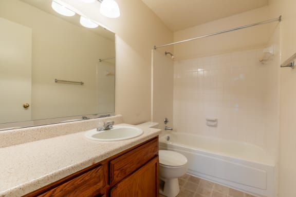 Bathroom With Large Bathtub at Coventry Oaks Apartments, Kansas, 66214