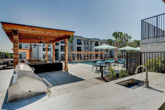 modern apartments off of slaughter with spacious floor plans