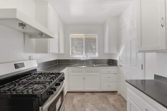 Unfurnished Kitchen at Acclaim at Baldwin Apartments, Los Angeles