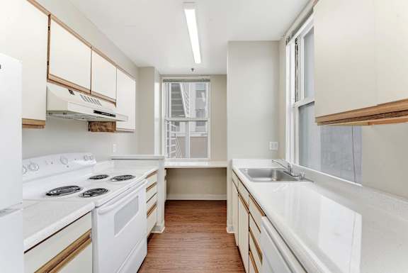 Fully Equipped Eat-In Kitchen at Vintage Tower Apartments, San Jose, 95113