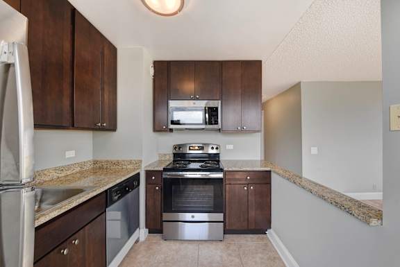 Kitchen Space at Lincoln Park Plaza Apartments, Chicago, IL