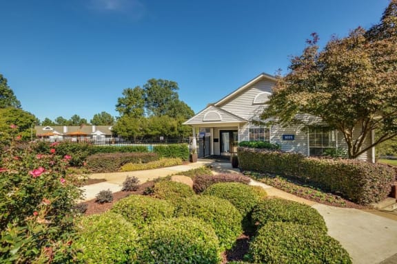 Outdoor Garden Space at The Summit at Avent Ferry, Raleigh