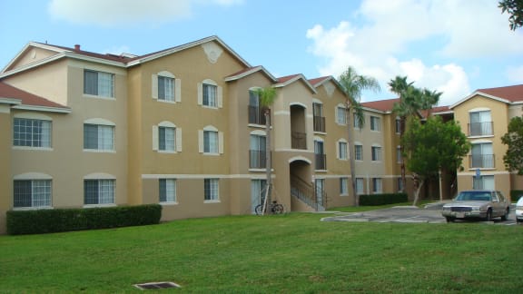 Exterior building at Bernwood Trace Apartments, Florida