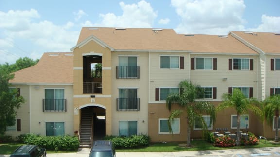 Exterior building with parking at Hawk's Landing Apartments, Fort Myers