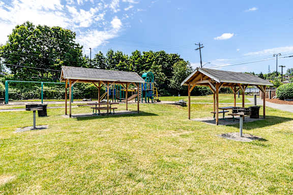 Picnic Area at Lake Washington Apartments, Seattle, WA 98118
