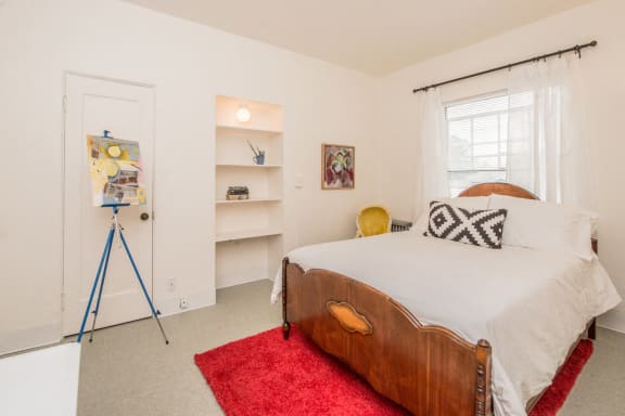 a bedroom with a bed at MILEPOST 5 Apartments, PORTLAND