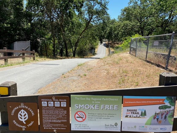 a sign on the side of a road that says smoke free