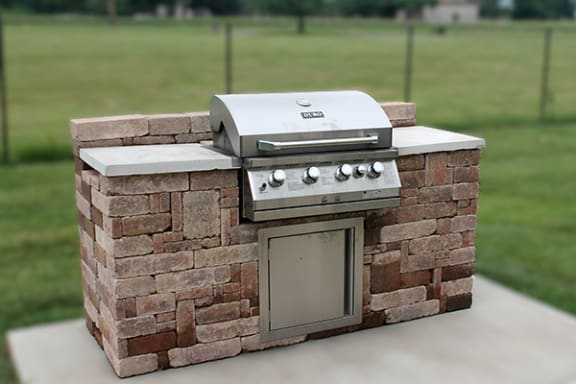 outdoor grilling area at abbey court apartments
