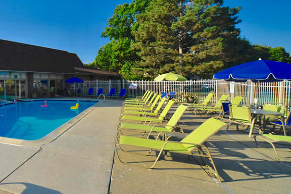 Outdoor pool and sundeck at castle pointe apartments in East Lansing