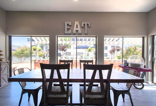 eating area at Timber Ridge Apartments