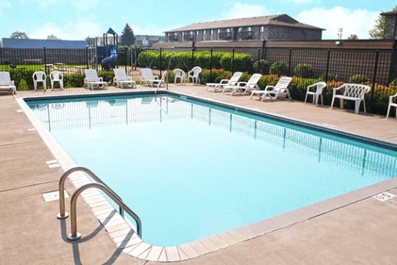 Pool and sundeck area at gatewood apartments