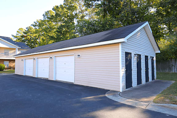 garages available to rent at apartment complex