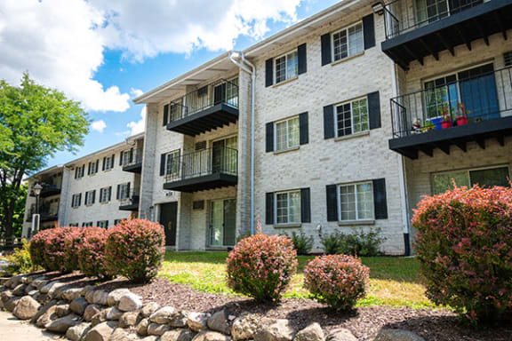 beautiful landscaping at river's edge apartment community