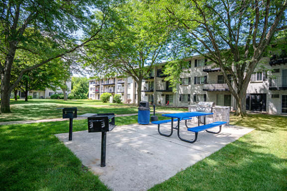 BBQ and Picnic Area at River's Edge Apartments