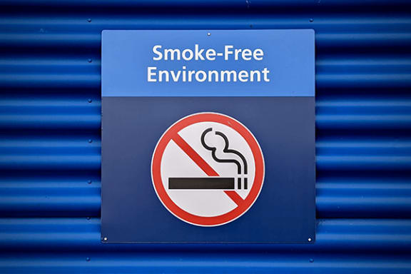a sign that says smoke free environment