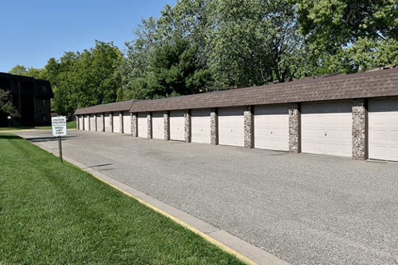 garages available at windsor gates apartments