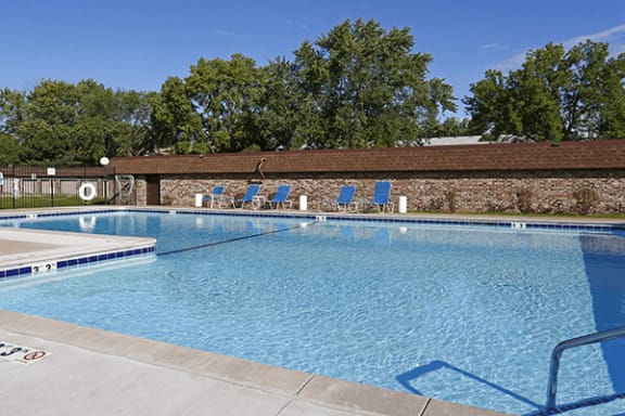 apartment with swimming pool in Brooklyn Park, MN
