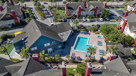 A bird's eye view of Fusion Orlando furnished apartments with apartment homes and a swimming pool.