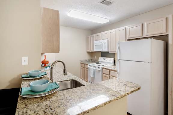 Kitchen with full appliances at Avalon Apartment Homes in Starkville, MS 39759