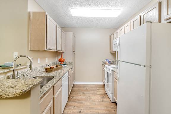 Kitchen with granite countertops at Avalon Apartment Homes in Starkville, MS 39759
