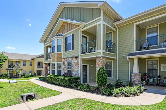 Walking trails and green space at Wellington Grande Apartment Homes, Longview, Texas