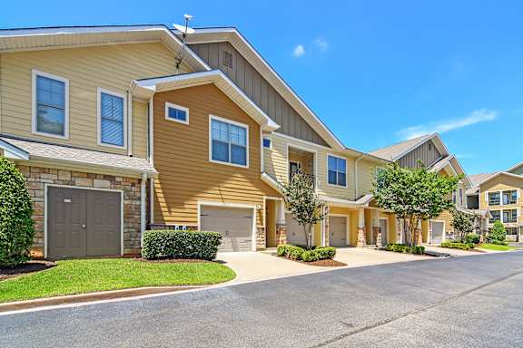 Houses with garages at Wellington Grande Apartment Homes, Texas, 75605