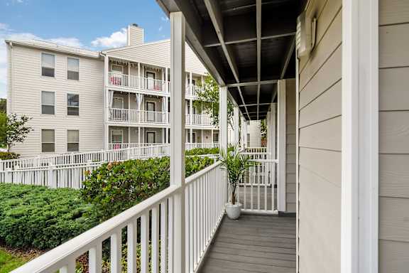 Balcony at Lakeshore Pointe Apartment Homes, Mississippi, 39047