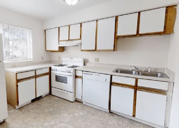 Fully Furnished Kitchen at Arbor Pointe Townhomes Apartments, Michigan, 49037
