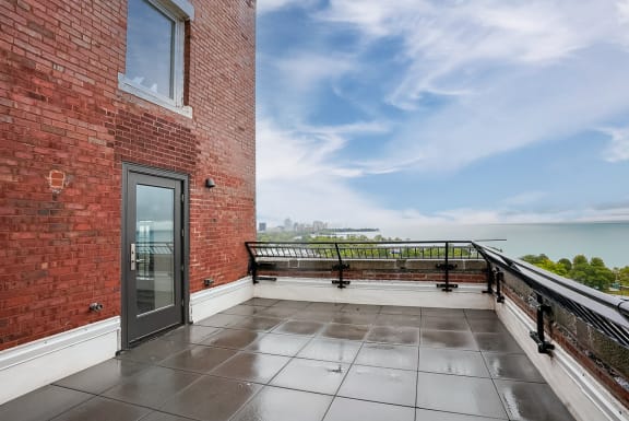 the private balcony has a view of the lake and the city