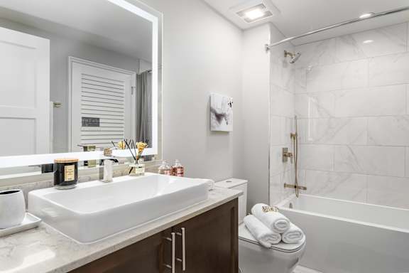 Large Bathroom at Park Heights by the Lake Apartments, Chicago